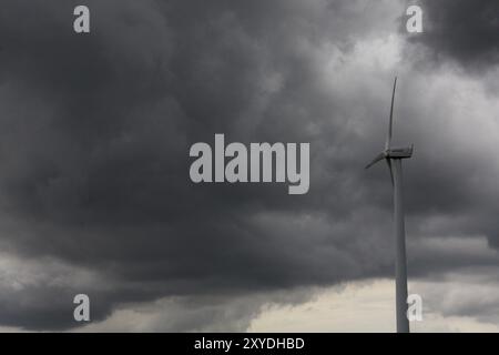 Windkraftanlage vor dunklen Wolken Stockfoto