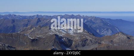 Berge Schilthorn, Niesen, Stockhorn und andere. Herbsttag in der Schweiz Stockfoto