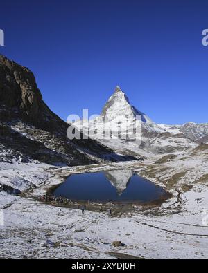 Matterhorn-Spiegel im Riffelsee. Herbsttag in den Schweizer Alpen Stockfoto