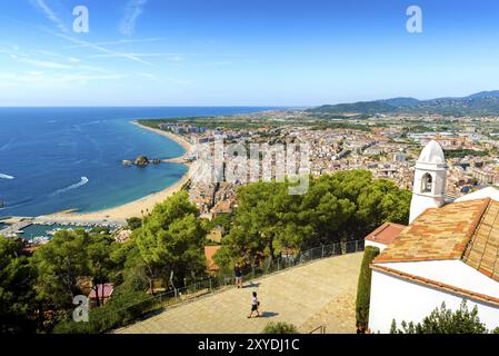 Strand und Küste von Blanes Stadt aus Castell Sant Joan in Spanien gesehen Stockfoto