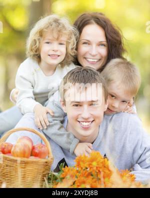 Glückliche Familie beim Picknick im Herbst Park vor verschwommenem Hintergrund Stockfoto