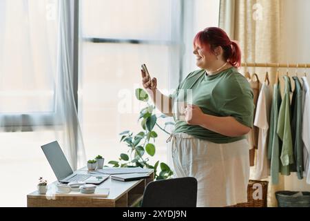 Eine glückliche Frau genießt einen Morgenkaffee, während sie ihr Telefon überprüft. Stockfoto