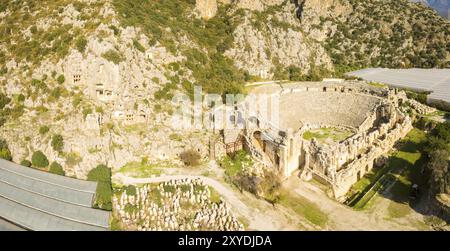 Panoramablick aus der Vogelperspektive auf das in Felsen gehauene Grab neben dem antiken griechischen Theater in Myra, Türkei, Asien Stockfoto