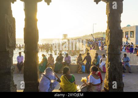 Kanyakumari, Indien, 22. Februar 2015: Indische Menschen, Touristen sitzen am Abend in der Nähe des 16-beinigen Mandap-Pavillons. Horizontal, A Stockfoto