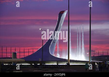 Sotschi, Russland, 29. Mai. 2018. Schüssel mit dem Feuervogel und singender Springbrunnen im Olympischen Park am Abend. Das Hauptsymbol der Olympi Stockfoto