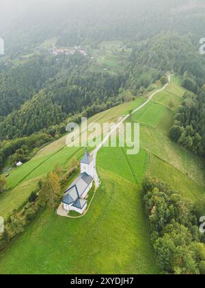 Luftaufnahme der Kirche St. Primoz in Jamnik in Slowenien Stockfoto