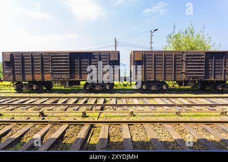 Seitenansicht eines alten stationären, verrosteten Güterwagenwagens, der an einem Tag mit blauem Himmel auf Bahngleisen, Teil der Sri Lanka Railways, geparkt ist. Horizontal Stockfoto