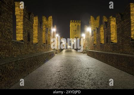 Die mittelalterliche Brücke von Castelvecchio, eines der Symbole von Verona, gesehen bei Nacht Stockfoto