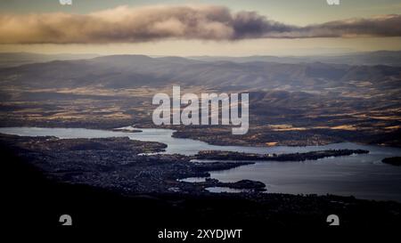 Blick vom Mount Wellington auf die Stadt Hobart, Tasmanien, Australien mit Wolken im Nachmittagslicht Stockfoto