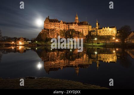 Das Schloss Hohenzollern in Sigmaringen liegt direkt an der Donau, der Vollmond neben dem Schloss erleuchtet die Umgebung Stockfoto