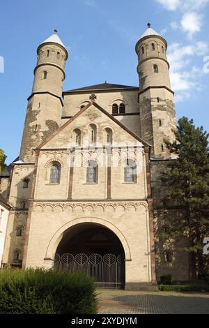 Die Kirche St. Pantaleon in Köln ist die älteste der 12 romanischen Kirchen der Stadt. Es wurde auf den Ruinen einer römischen Villa im 10. Jahrhundert und d erbaut Stockfoto