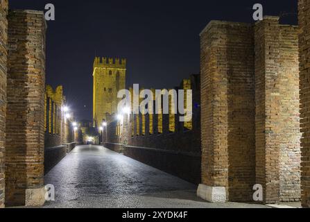 Die mittelalterliche Brücke von Castelvecchio, eines der Symbole von Verona, gesehen bei Nacht Stockfoto