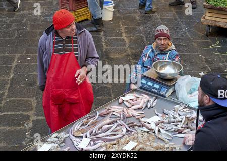 Costa Piscaria, die Straße täglich Markt in Catania Sizilien Italien. Frischer Fisch, Fleisch, Gemüse Stockfoto
