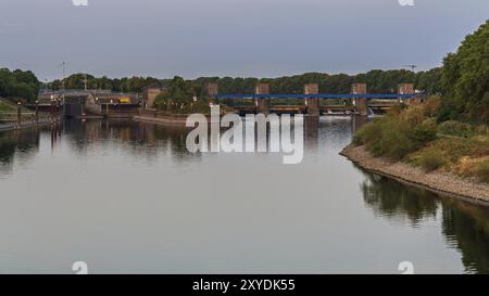 Duisburg, Nordrhein-Westfalen, Deutschland, 07. August 2018: Blick auf die Ruhrwehr und Ruhrschleuse, Europa Stockfoto