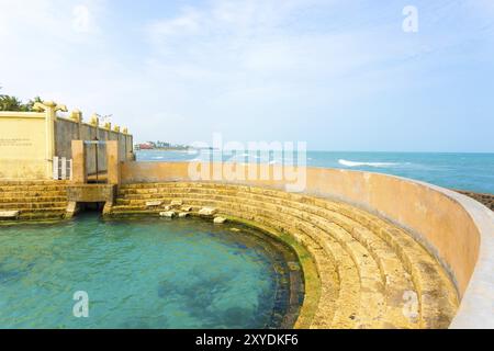 Meerblick vom Rand des Keerimalai Hot Springs auf der nördlichen Küste von Jaffna, Sri Lanka gesehen. Horizontale Stockfoto