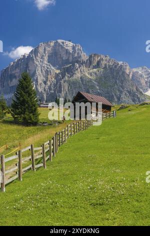 Holz Hütte auf den Wiesen in den Dolomiten, in der Nähe von Canazei Stockfoto