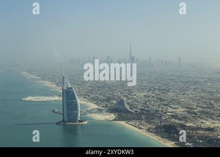 Dubai, Vereinigte Arabische Emirate, 17. Oktober 2014: Foto des berühmten Hotels Burj Al Arab in Dubai aus einem Wasserflugzeug in Asien Stockfoto