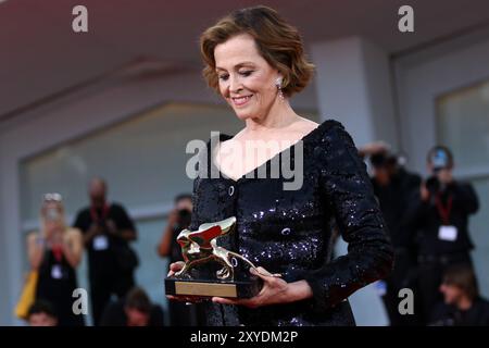 Venedig, Italien. August 2024. Italien, Lido di Venezia, 28. August 2024: Sigourney Weaver posiert mit dem Golden Lion for Lifetime Achievement Award während der Eröffnungsnacht des 81. Internationalen Filmfestivals von Venedig am 28. August 2024 in Venedig. Foto Ottavia Da Re/Sintesi/Alamy Live News Stockfoto