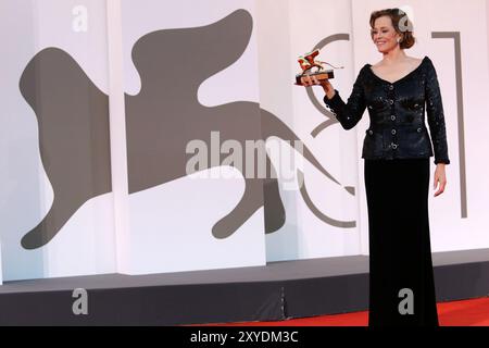 Venedig, Italien. August 2024. Italien, Lido di Venezia, 28. August 2024: Sigourney Weaver posiert mit dem Golden Lion for Lifetime Achievement Award während der Eröffnungsnacht des 81. Internationalen Filmfestivals von Venedig am 28. August 2024 in Venedig. Foto Ottavia Da Re/Sintesi/Alamy Live News Stockfoto