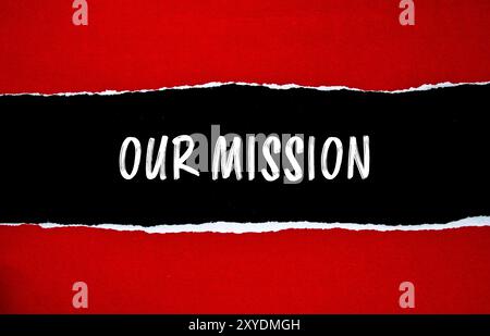 Unsere Botschaft auf gerissenem rotem Papier mit schwarzem Hintergrund. Konzeptionelles unser Missionssymbol. Kopierbereich. Stockfoto