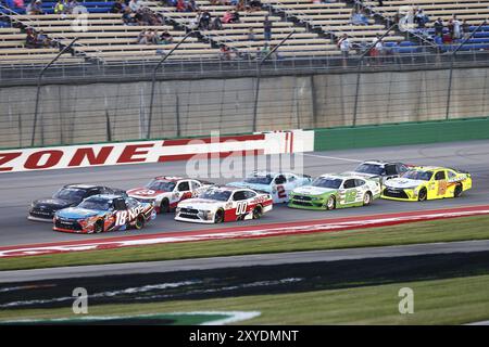 13. Juli 2018, Sparta, Kentucky, USA: Kyle Busch (18) führt das Feld auf dem Alsco 300 auf dem Kentucky Speedway in Sparta, Kentucky Stockfoto