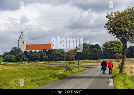 4 Männer gehen auf einer Straße Stockfoto