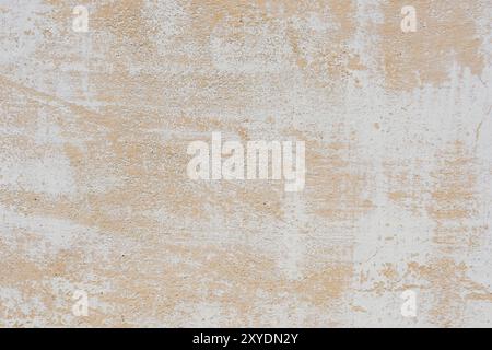 Beige-weiß strukturierter Hintergrund der mehrschichtigen abblätternden Farbe an der Wand. Die Textur mit einem tiefen Muster schleifen Stockfoto