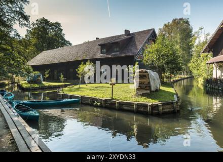 Geführtes Bauernhaus am Ufer der Spree Stockfoto