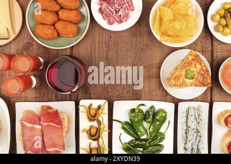 Spanische Tapas, eine Auswahl an Snacks, Top Shot. Gazpacho, Tortilla, jamon, Wein und schossen von oben auf einen dunklen Holzmöbeln im Landhausstil Hintergrund mit Kopie spac Stockfoto