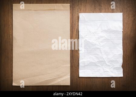 Papiertexturen auf Holzhintergrund Stockfoto