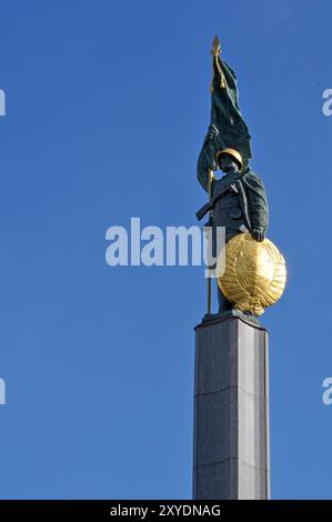 Eine Statue auf dem sowjetischen Kriegsdenkmal auf dem Wiener Schwarzenbergplatz, die Soldaten der Roten Armee ehrt, die während der Wiener Offensive im Zweiten Weltkrieg getötet wurden Stockfoto