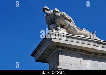 Skulpturen am sowjetischen Kriegsdenkmal auf dem Wiener Schwarzenbergplatz zu Ehren von Soldaten der Roten Armee, die während der Wiener Offensive im Zweiten Weltkrieg getötet wurden Stockfoto