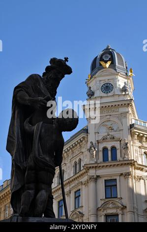 Der Leopoldsbrunnen mit der Leopoldsstatue steht in der Nähe eines historischen Gebäudes am Wiener Graben, einer Fußgängerzone. Stockfoto