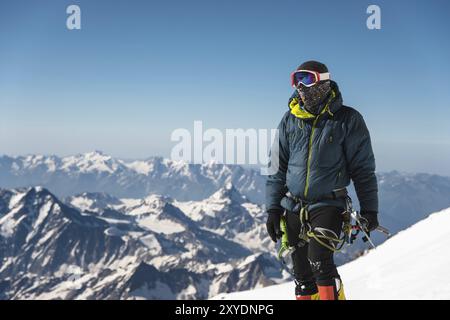 Professioneller, voll ausgestatteter Reiseleiter, Kletterer auf dem schneebedeckten Gipfel des schlafenden Vulkans Elbrus Stockfoto