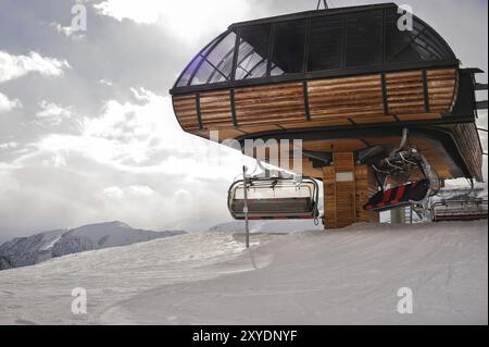 Leere Seilbahn mit einem kaukasischen Berg Stockfoto