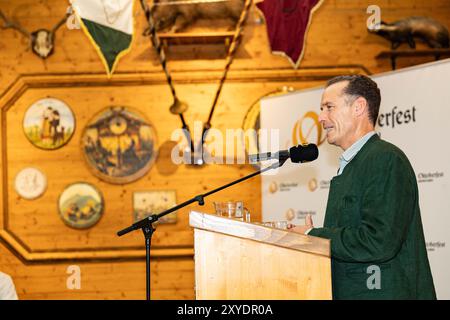 München, Deutschland. August 2024. Peter Inselkammer bei der Präsentation des offiziellen Bechers für das Oktoberfest 2024 im Armbrustschuetzenzelt am 29. August 2024 in München. Der Designer wurde vorgestellt und es gab Transphobe-Witze. (Foto: Alexander Pohl/SIPA USA) Credit: SIPA USA/Alamy Live News Stockfoto