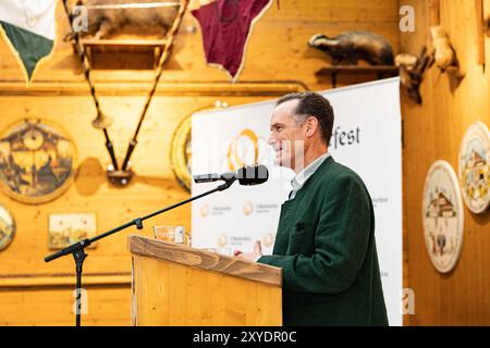 München, Deutschland. August 2024. Peter Inselkammer bei der Präsentation des offiziellen Bechers für das Oktoberfest 2024 im Armbrustschuetzenzelt am 29. August 2024 in München. Der Designer wurde vorgestellt und es gab Transphobe-Witze. (Foto: Alexander Pohl/SIPA USA) Credit: SIPA USA/Alamy Live News Stockfoto