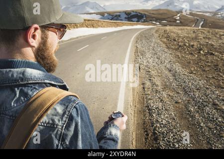 Nahaufnahme Hipster Mann mit einem Kompass auf einem verschneiten Berg Stockfoto