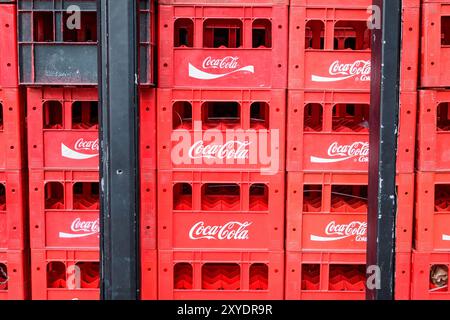 Bukarest, Rumänien, 13. Februar 2021 - Alte rote Plastikverpackung mit Coca Cola-Getränk auf einem Lebensmittelmarkt aufgegeben Stockfoto