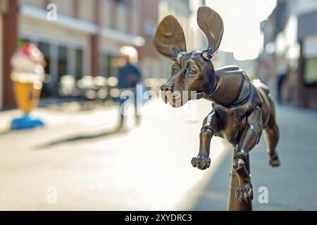 Ein Bronzehund als Springbrunnenfigur Stockfoto