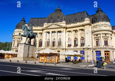 Bukarest, Rumänien, 25. September 2021: Zentrale Universitätsbibliothek mit Reiterdenkmal an König Carol I. davor auf dem Revolutionei-Platz (Pi Stockfoto