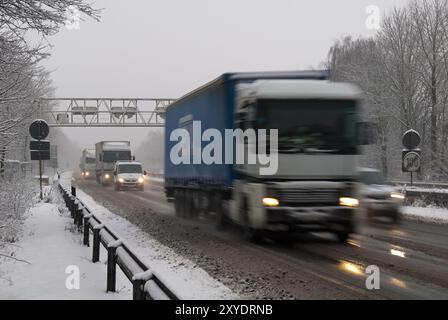 Lkw auf winterlicher Autobahn Stockfoto