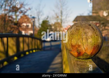 Holzkugel auf einem Brückengeländer Stockfoto