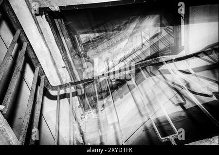 Blick nach oben in einem alten Treppenhaus Stockfoto