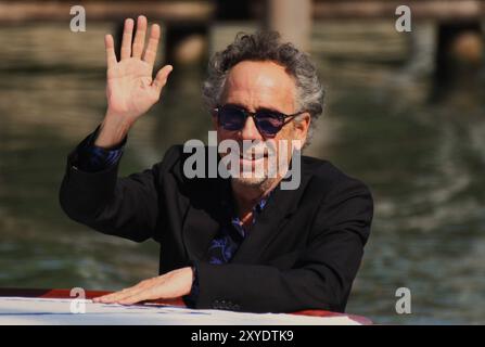 Mostra del Cinema Venezia 2024. 81 Venedig Filmfestival Italien. Filmfestival Venedig, Italien. Tim Burton - Ankunft mit dem Boot *** Mostra del Cinema Venezia 2024 81 Filmfestival in Venedig Italien Filmfestival in Venedig, Italien Tim Burton Ankunft mit dem Boot Stockfoto