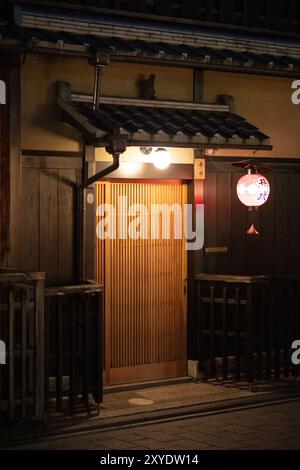 Kyoto, Japan - 17. Mai 2019: die Nacht auf den Straßen im Stadtteil Gion von Kyoto in Japan Stockfoto