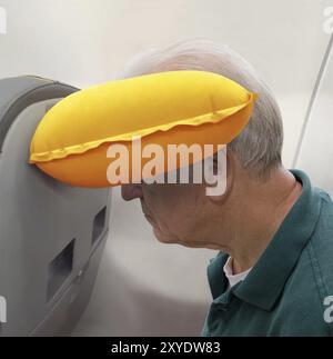 Der Reisende trimmt seinen Kopf in ein Nackenkissen Stockfoto