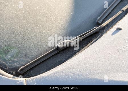 Windschutzscheibe eines weißen Autos im Winter Stockfoto