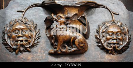 Misericord in der Pfarrkirche St. Laurence, Ludlow, Shropshire, England, Großbritannien - The Green man Stockfoto