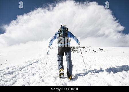 Der Bergsteiger steigt bergauf, um auf einen Bergsturm zu treffen, der vom Berg auf dem kaukasus kommt Stockfoto